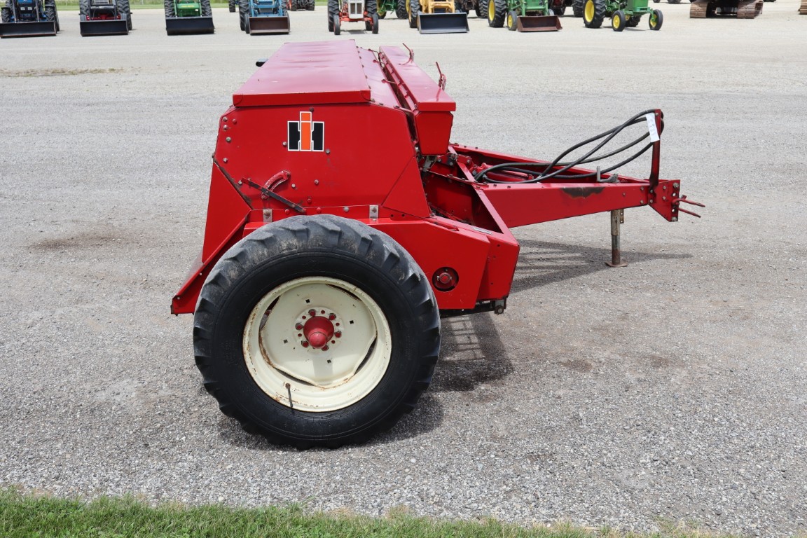 Int 5100 18 run seed drill, single disc, grass box - Image 5