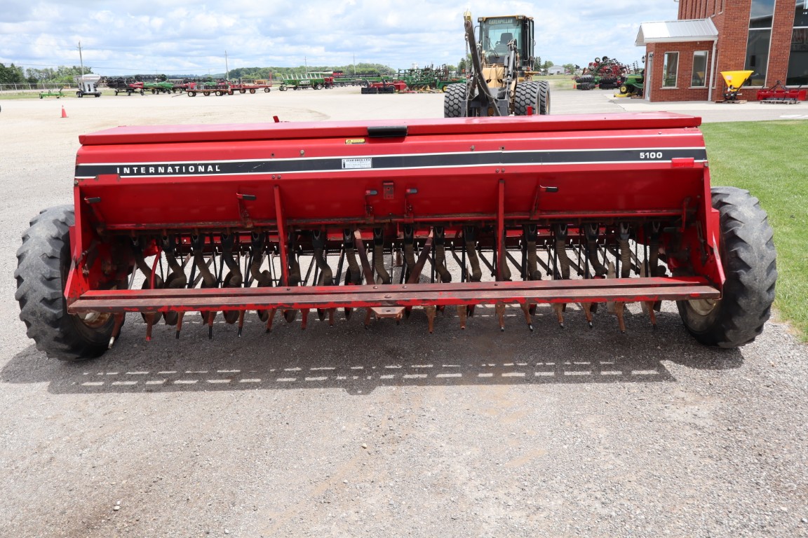 Int 5100 18 run seed drill, single disc, grass box - Image 7