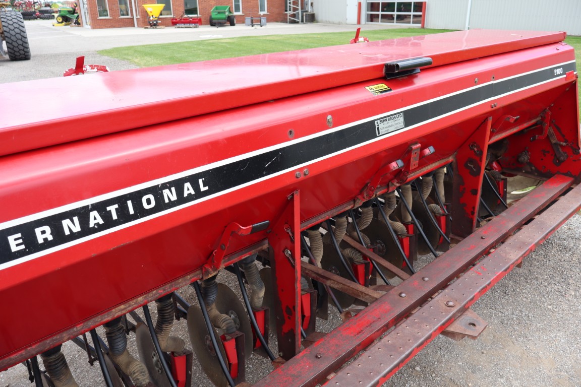 Int 5100 18 run seed drill, single disc, grass box - Image 9