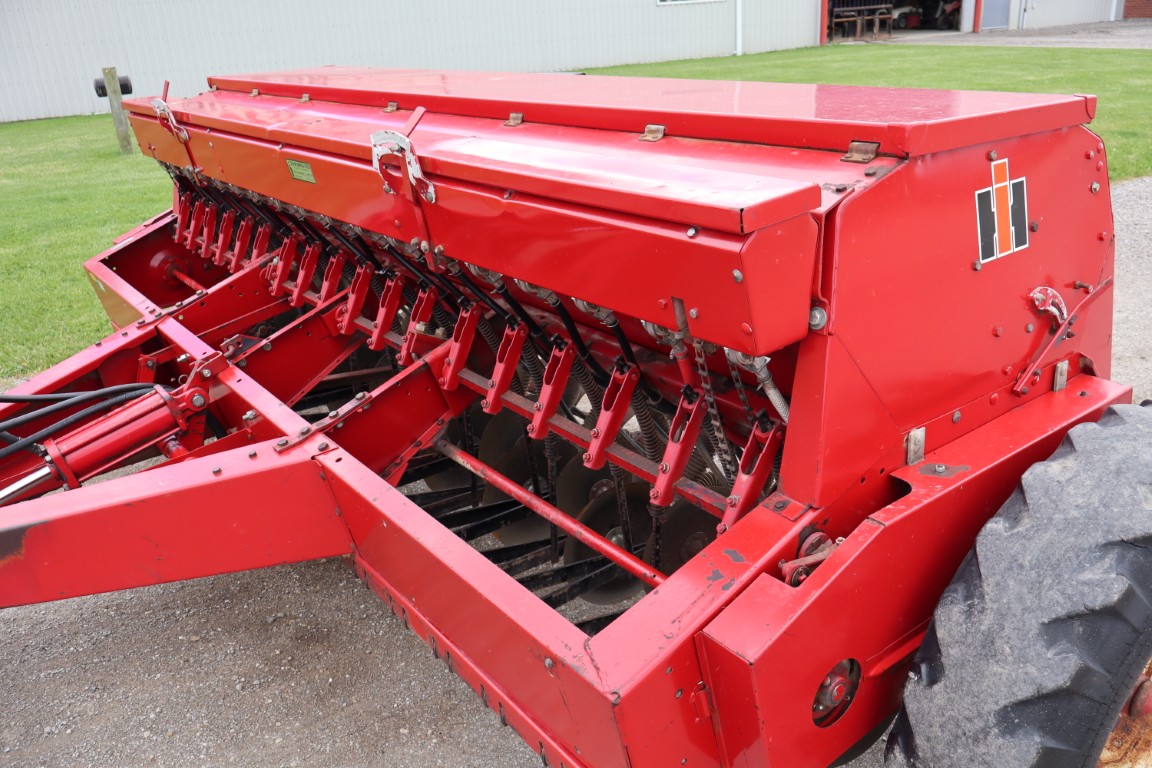 Int 5100 18 run seed drill, single disc, grass box - Image 13