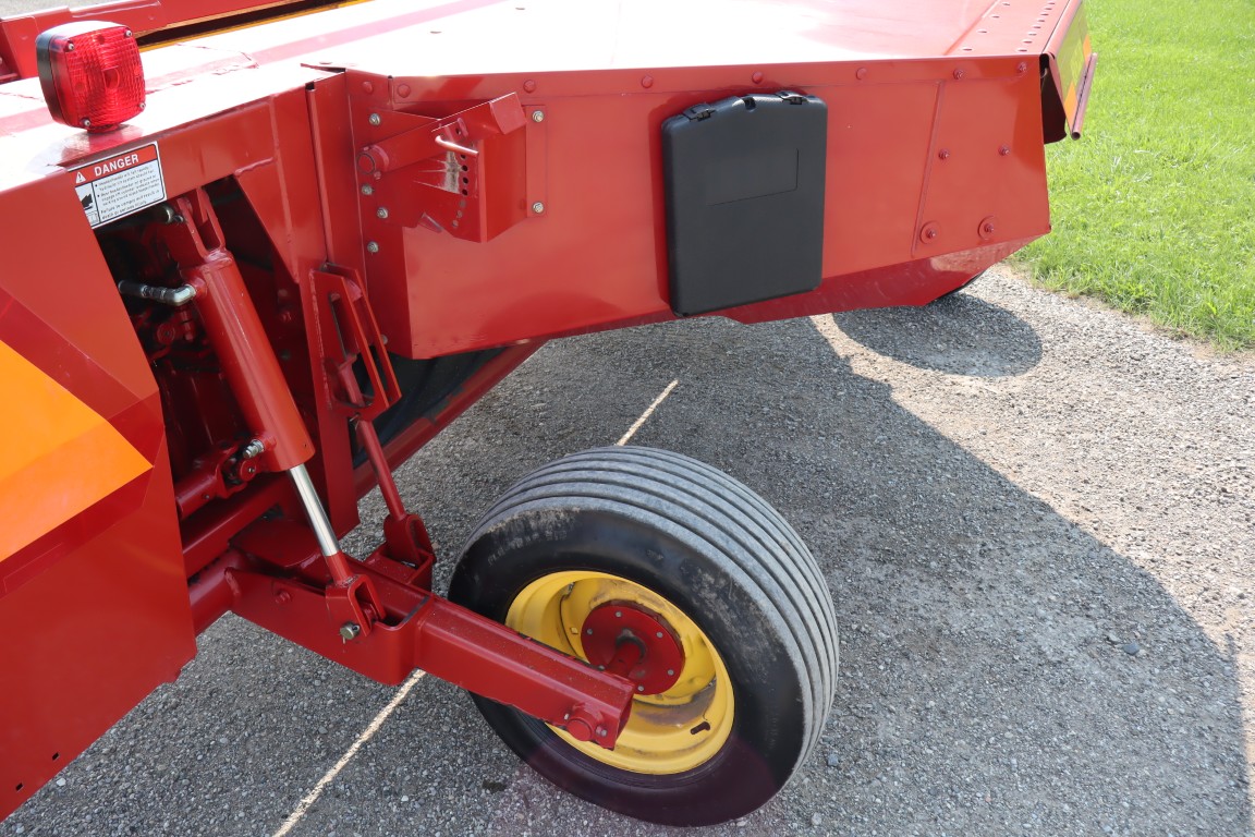 New Holland 1465 9'-3" haybine, conditioning rolls, light kit, low acres - Image 10