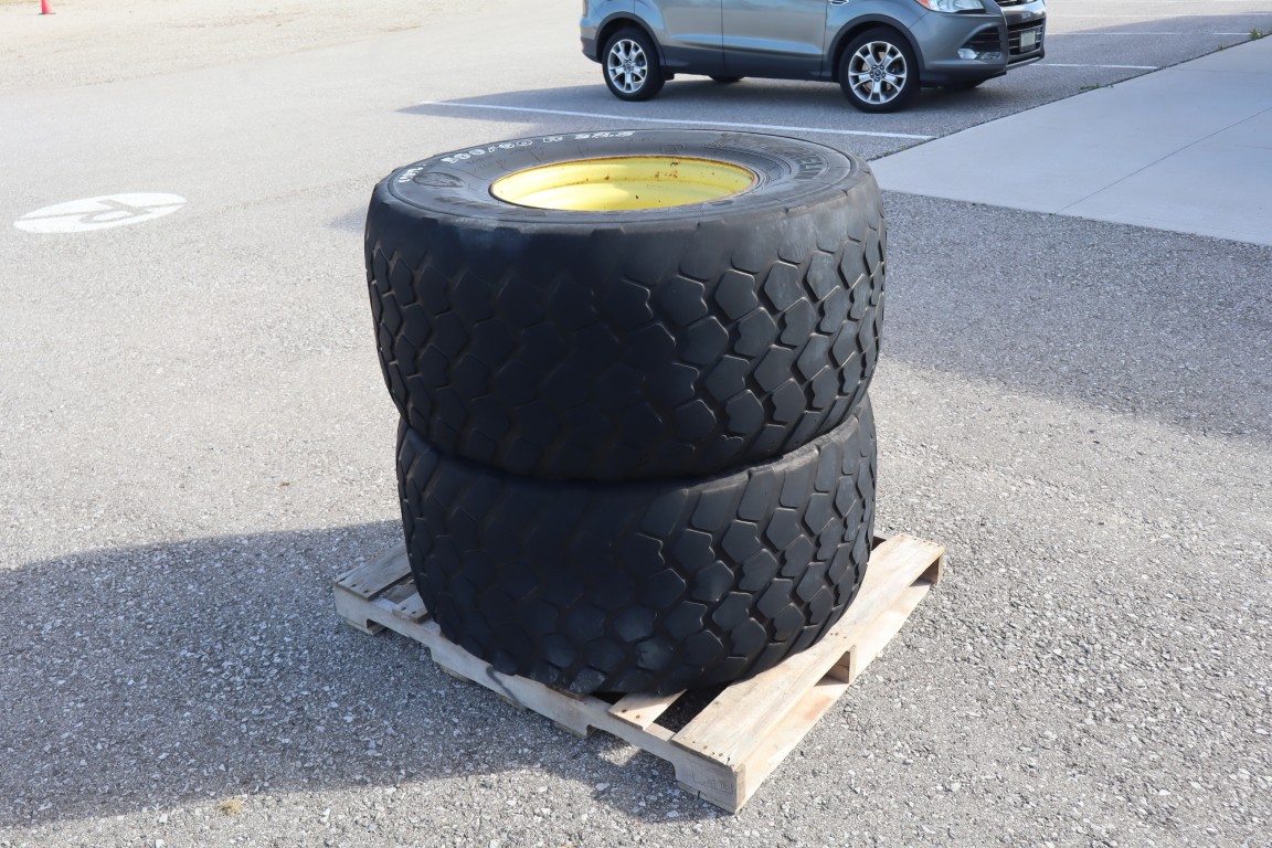 Michelin 500/60R22.5 tire on 8 bolt JD rims - Image 3