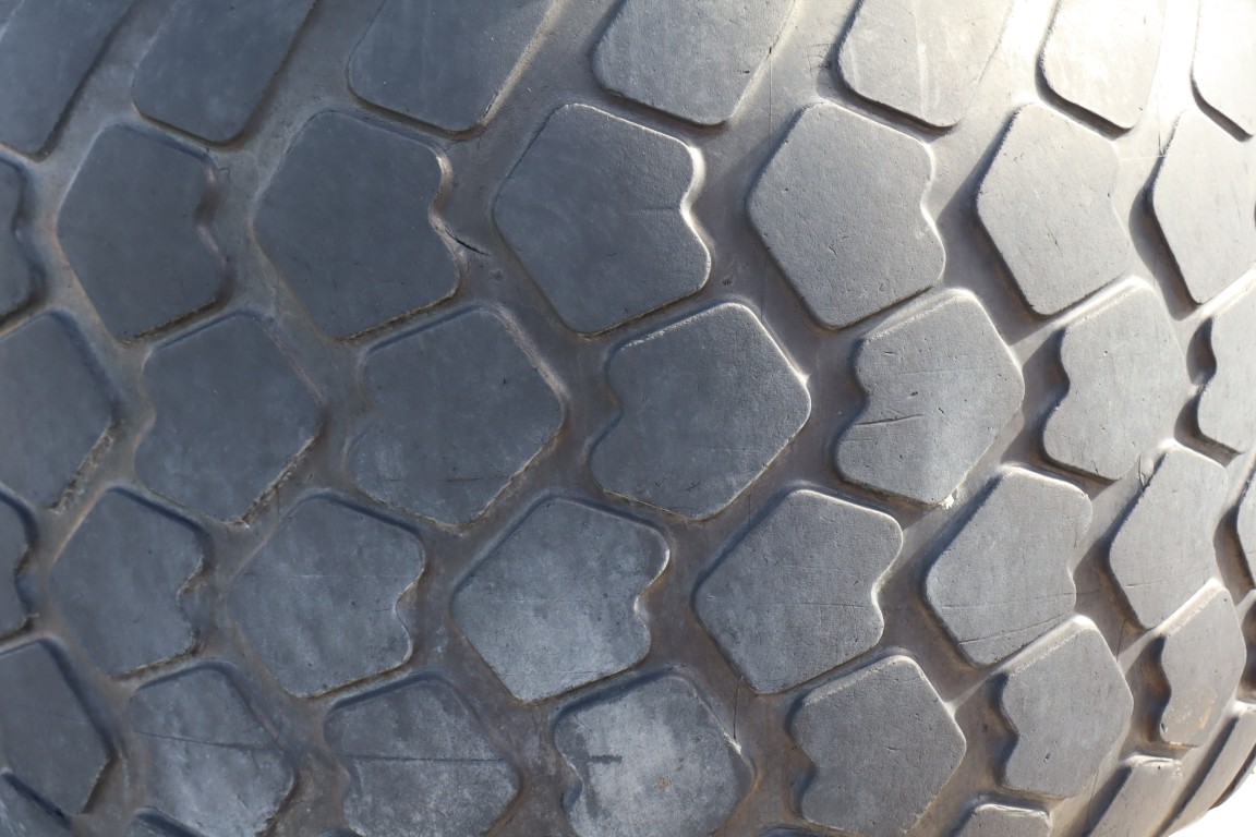Michelin 500/60R22.5 tire on 8 bolt JD rims - Image 4