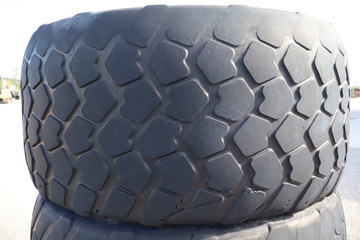 Michelin 500/60R22.5 tire on 8 bolt JD rims - Image 5