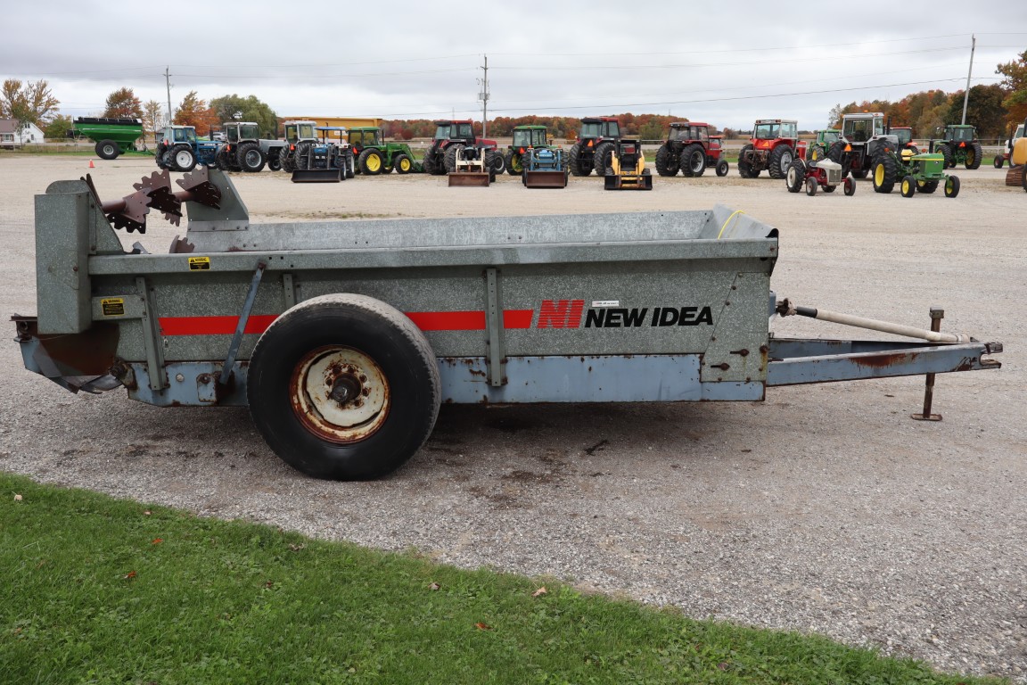 New Idea 3622 single axle manure spreader, top beater, slurry pan - Image 4
