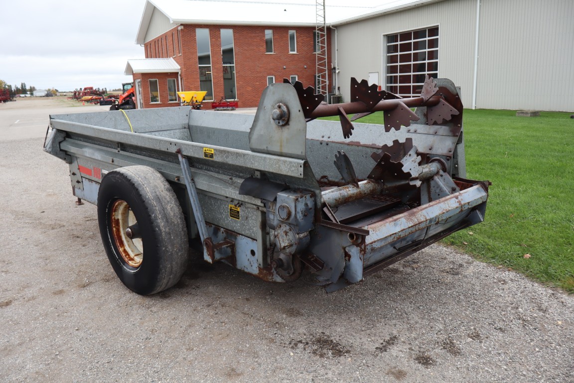 New Idea 3622 single axle manure spreader, top beater, slurry pan - Image 6