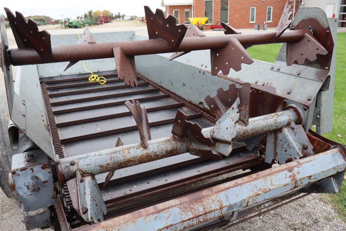 New Idea 3622 single axle manure spreader, top beater, slurry pan - Image 7
